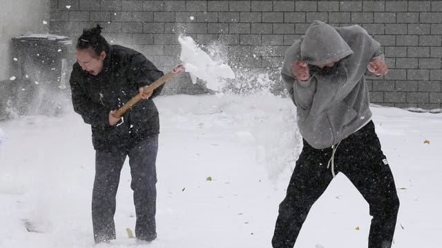 Des habitants jouent avec de la neige fraîche à Pékin