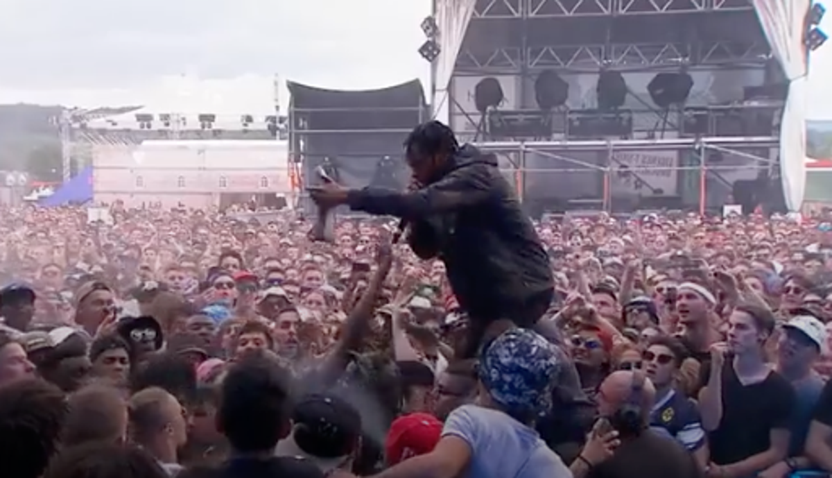 Travis Scott encourages fans to beat up alleged thief at concert in resurfaced video