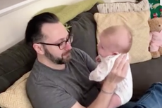 Video fanger øyeblikket par gjenforent med biologisk datter etter IVF-blanding