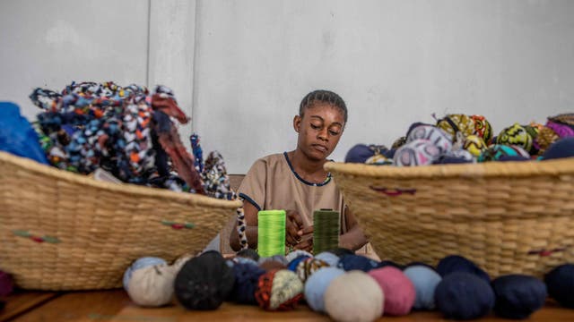 Les articles sont fabriqués à l'atelier Color Indigo, un projet de transformation de déchets de tissus en objets de décoration, à Ouidah en octobre 12, 2021.