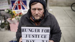 Richard Ratcliffe, le mari de la détenue Nazanin Zaghari-Ratcliffe, met fin à sa grève de la faim dans le centre de Londres après près de trois semaines. Ratcliffe a passé 21 jours campés à l'extérieur de l'étranger, Commonwealth and Development Office à Londres sans nourriture. Il a commencé sa démonstration le 24 Octobre après que sa femme a perdu son dernier appel en Iran, affirmant que sa famille était « prise dans un différend entre deux États »