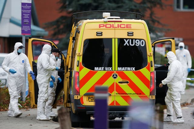 Oficiais forenses trabalham fora do Liverpool Women's Hospital, seguindo uma explosão de carro, em Liverpool
