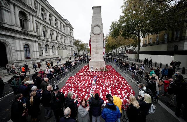 Coroas pelo Cenotáfio após o culto do Domingo da Lembrança em Whitehall, Londres