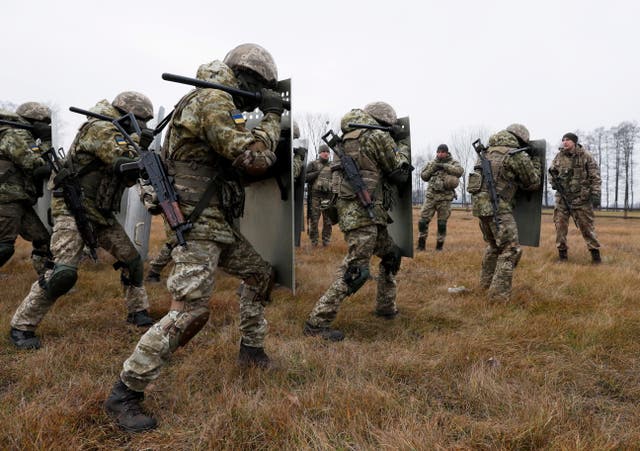 Members of the Ukrainian State Border Guard Service attend a training session near the border with Belarus and Poland in Volyn region, Ucrânia