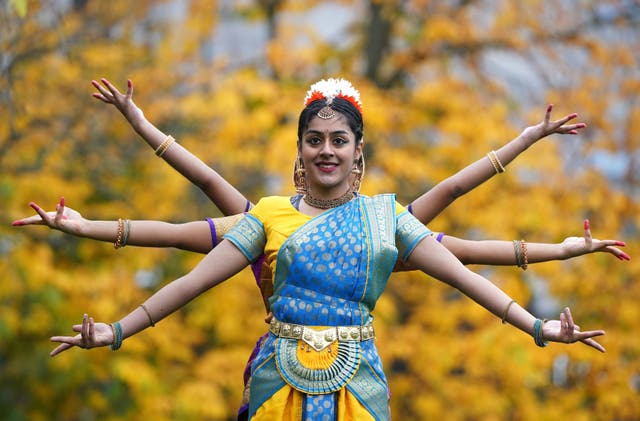 ancer Maithili Vijayakumar lors du lancement de 2021 Célébrations de Diwali à St Andrew Square à Édimbourg