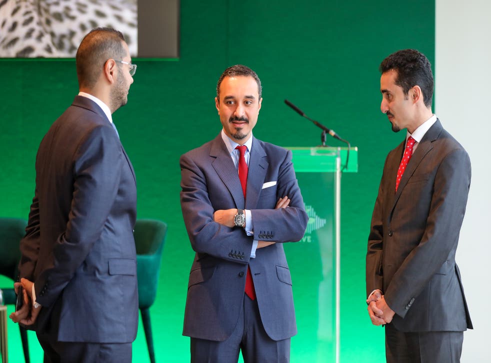 <p> Prince Khalid ben Bandar ben Sultan (centre), ambassadeur saoudien au Royaume-Uni, discute de l'action climatique au forum de la Saudi Green Initiapive à Londres </p>