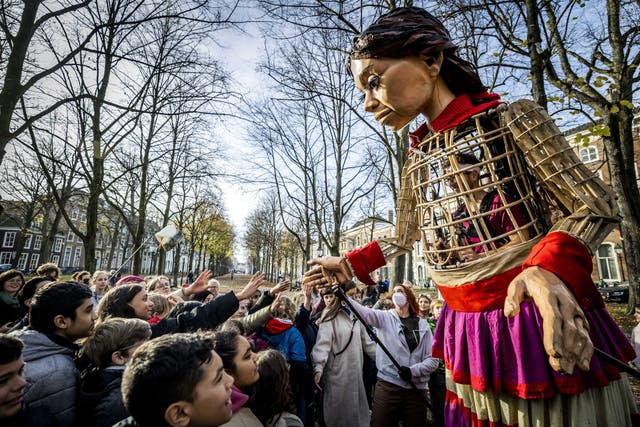 Reuse marionet 'Little Amal' word vertoon tydens 'n aktiwiteit van die TeamUp-stigting vir vlugtelingkinders in Den Haag, Nederland