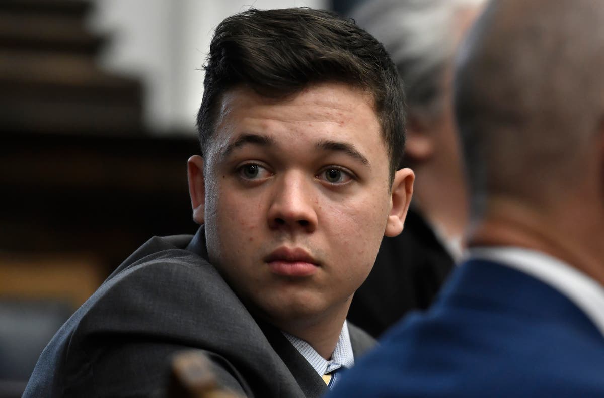 Gewapende man buite hof in hegtenis geneem- volg die jongste oor Kyle Rittenhouse-verhoor 