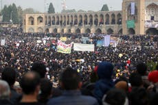 何千人ものイラン人が干上がった川に抗議する