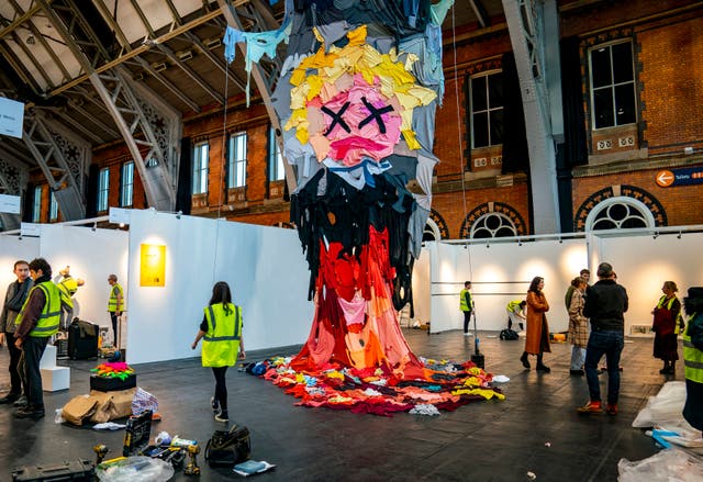 Une installation géante du Premier ministre Boris Johnson fabriquée à partir de vêtements recyclés est exposée à Manchester Central, dans le cadre de la Manchester Art Fair, dans un « appel au réveil pour que le Premier ministre s'attaque aux déchets textiles »