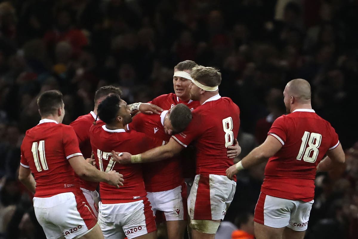 Rhys Priestland penalty snatches last-gasp win for Wales over 14-man Australia