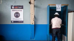 ペインの投票所で男性が投票する, サンティアゴの南, チリの大統領選挙中