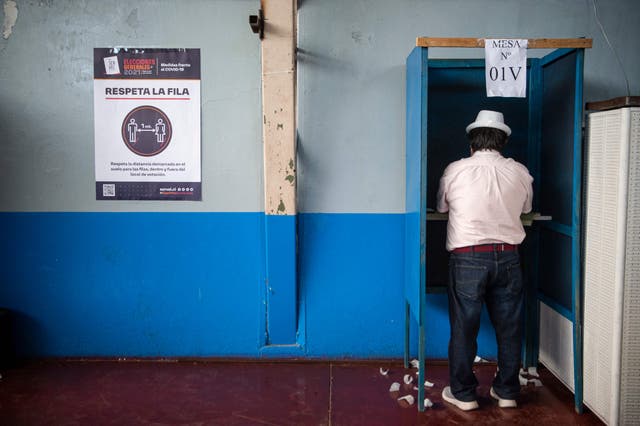 ペインの投票所で男性が投票する, サンティアゴの南, チリの大統領選挙中