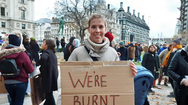 Londen-gebaseerde vroedvrou Sarah Muggleton, 27, neem deel aan 'n 'March with Midwives' in sentraal-Londen om die krisis in kraamdienste uit te lig