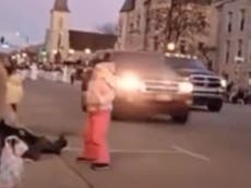 ウィスコンシンパレード: 恐ろしいビデオは、SUVが踊っている少女の後ろを数インチ通過することを示しています
