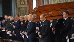 The coffin of Sir David Amess is carried past politicians, including former Prime Ministers Sir John Major, David Cameron and Theresa May, Speaker of the House of Commons Sir Lindsay Hoyle, Home Secretary Priti Patel and Prime Minister Boris Johnson during the requiem mass for the MP at Westminster Cathedral, ロンドン中心部
