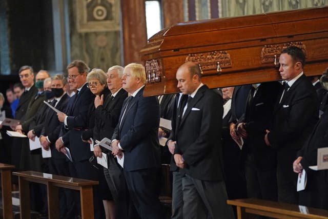 Le cercueil de Sir David Amess est porté devant des politiciens, dont les anciens premiers ministres Sir John Major, David Cameron et Theresa May, Président de la Chambre des communes Sir Lindsay Hoyle, Le ministre de l'Intérieur Priti Patel et le Premier ministre Boris Johnson lors de la messe de requiem du député à la cathédrale de Westminster, centre de Londres