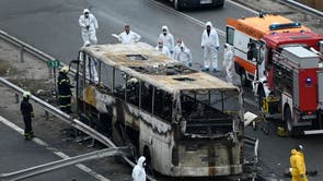 バス事故現場で働く職員, 少なくとも 46 人々は殺されました, ボスネクの村の近くの高速道路で, ソフィアの南