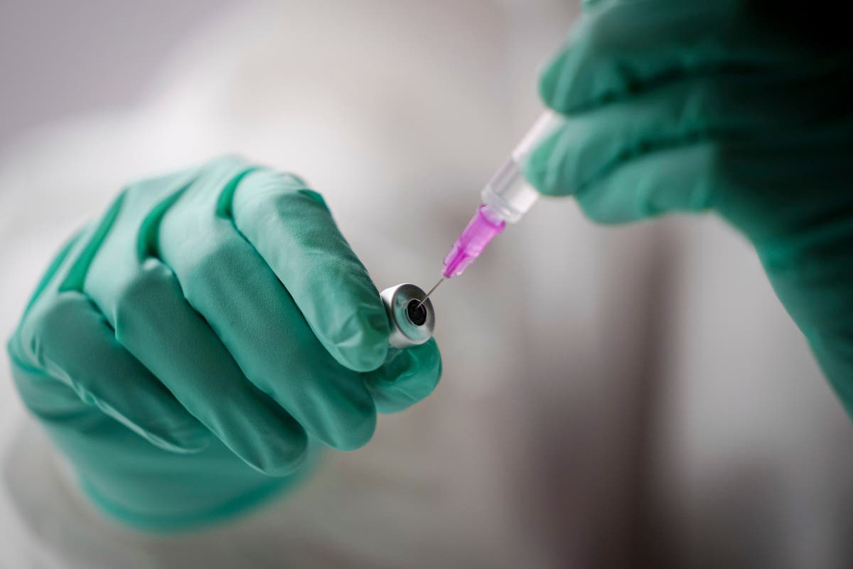 Vaksinefirmaer jobber med å finjustere jabs mot den nye 'omicron' Covid-varianten