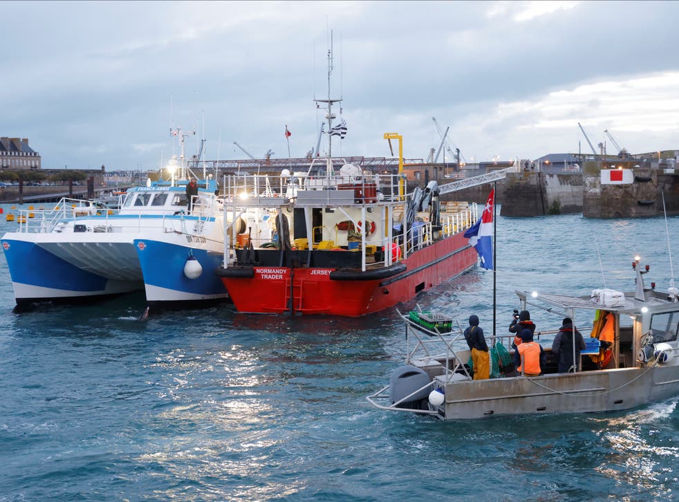 <p>French fishermen block the 'Normandy Trader' boat at the entrance of the port of Saint-Malo</磷>