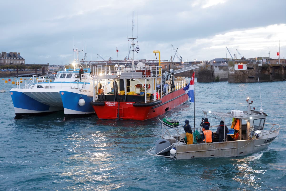 ‘Humiliated’ French fishermen begin blockading British boats 