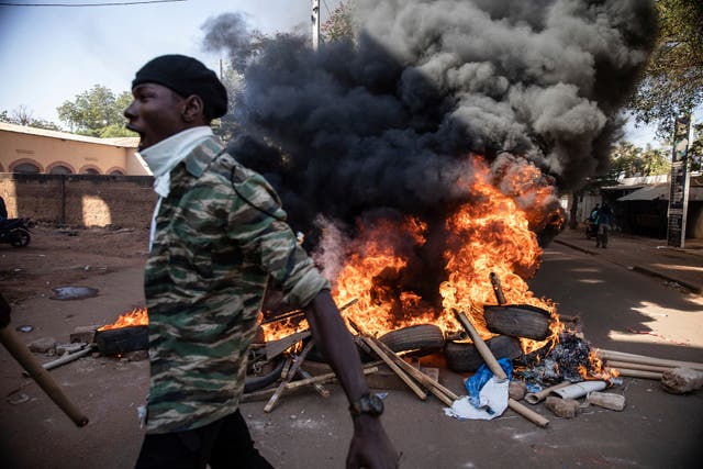 Betogers neem die strate van Burkina Faso se hoofstad Ouagadougou in, 'n beroep op president Roch Marc Christian Kabore om te bedank. Die betoging kom ná die dodelikste aanval in jare teen die veiligheidsmagte in die Sahel se Soum-provinsie vroeër vandeesmaand, waar meer as 50 veiligheidsmagte is dood en ná ’n aanval in die Sentrum-Noord-streek waar 19 mense waaronder nege lede van die veiligheidsmagte is dood