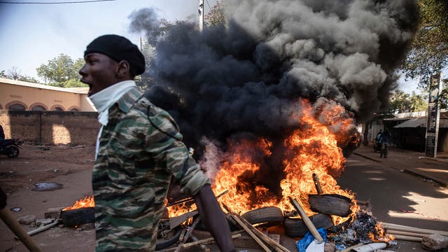 Demonstranter går ut i gatene i Burkina Fasos hovedstad Ouagadougou, ber om at president Roch Marc Christian Kabore trekker seg. Protesten kommer etter det dødeligste angrepet på flere år mot sikkerhetsstyrkene i Sahels Soum-provinsen tidligere denne måneden, hvor mer enn 50 sikkerhetsstyrker ble drept og etter et angrep i Center North-regionen hvor 19 mennesker inkludert ni medlemmer av sikkerhetsstyrkene ble drept