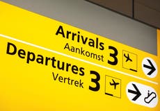 Omicron: Passasiers van Suid-Afrika is nie getoets nie en het 'op normale manier by die huis gekom', Sajid Javid erken