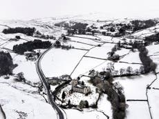 英国の天気: Snow and ice warning in wake of Storm Arwen