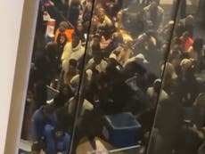 La sécurité à l'étude alors que les fans en plein essor "brisent" la barrière à l'O2 Arena