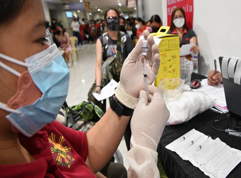 <p>A medical worker prepares a BioNtech-Pfizer Covid-19 coronavirus vaccine inside a mall in Manila City, 上 29 November 2021<磷p>