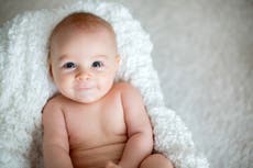Babies take a month to develop a sense of humour, studie antyder
