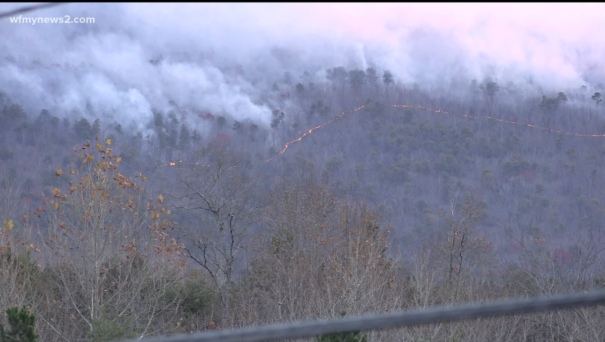 Massive wildfire rages for third day on Pilot Mountain, Noord-Carolina