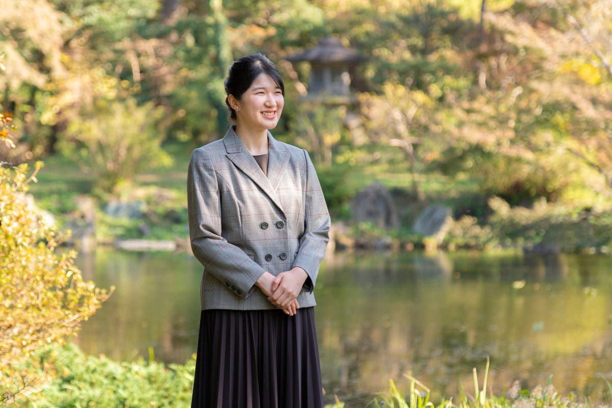 Japan emperor's daughter Aiko turns 20, 玉座が見えない