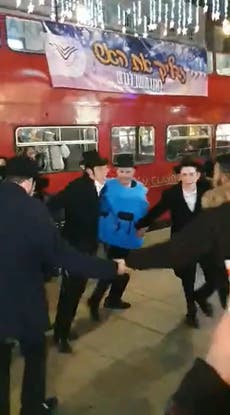 Mans spoeg op die Hanukkah-partybus 'n 'groot antisemitiese aanval', sê rabbi