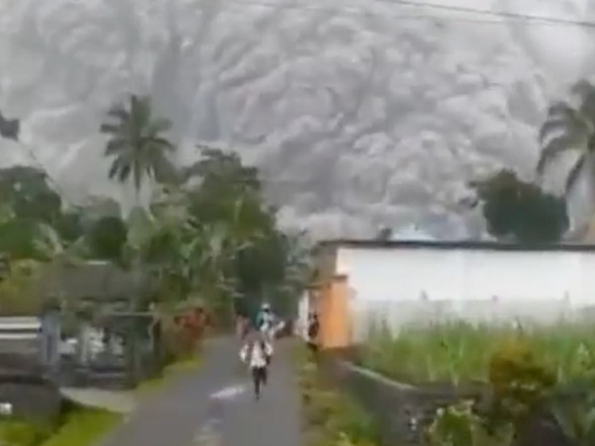 Mount Semeru-vulkaan bars uit terwyl plaaslike inwoners verfilm het terwyl hulle 40 000 voet aswolk vlug