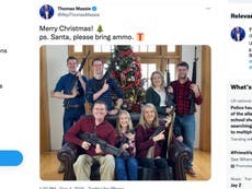 共和党議員トーマス・マシーが放課後のクリスマスの家族写真で銃を持ってポーズをとる