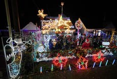 夫妇使用数千盏灯制作精美的慈善圣诞展示