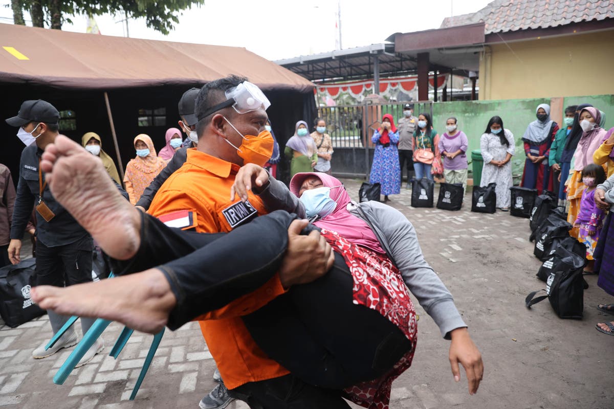 Smoldering debris, mud hinder Indonesia volcano rescue