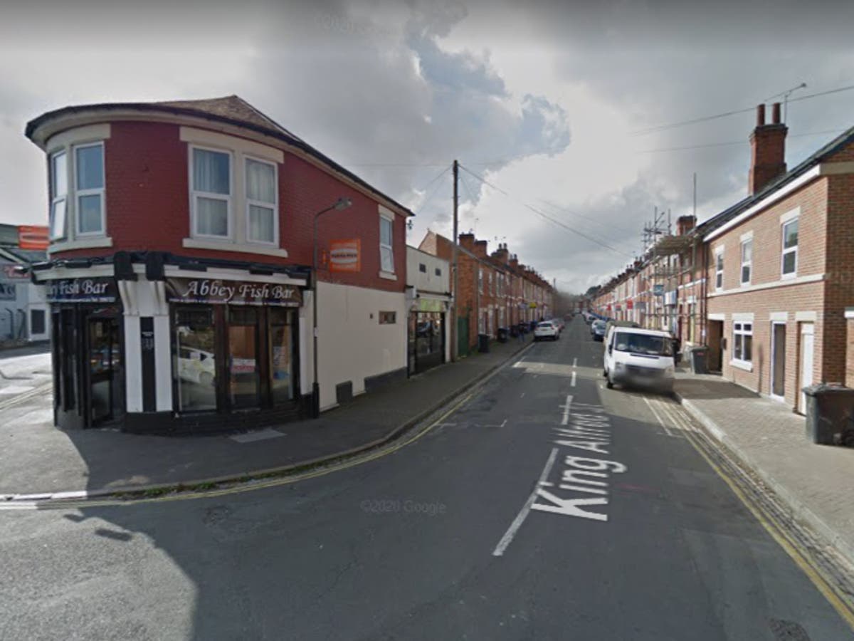 Esquadrão anti-bomba chamado para a rua em Derby como 50 casas evacuadas e homem preso