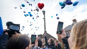 People release balloons during a tribute to six-year-old Arthur Labinjo-Hughes outside Emma Tustin's former address in Solihull, 伯明翰被击中, where he was murdered by his stepmother