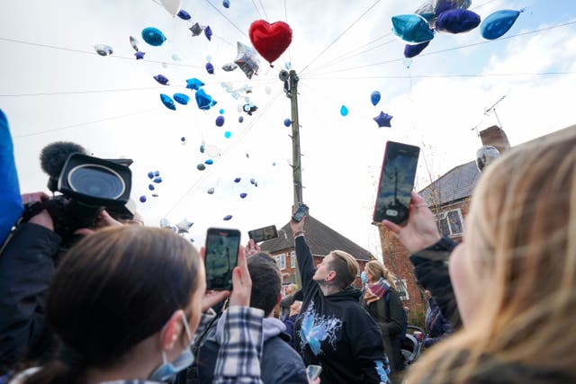 People release balloons during a tribute to six-year-old Arthur Labinjo-Hughes outside Emma Tustin's former address in Solihull, ウェストミッドランズ, where he was murdered by his stepmother