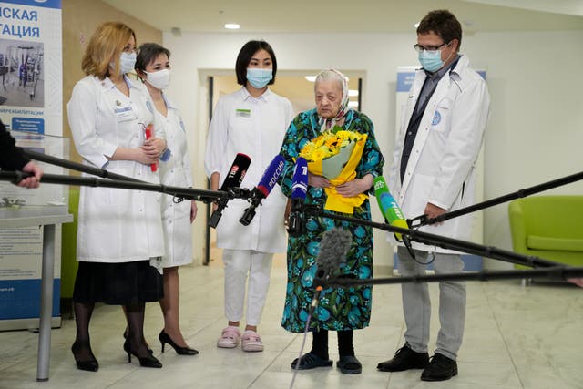 Pelageya Poyarkova, 101, speaks with media as she leaves the recovery ward for COVID-19 patients in Moscow, Russie