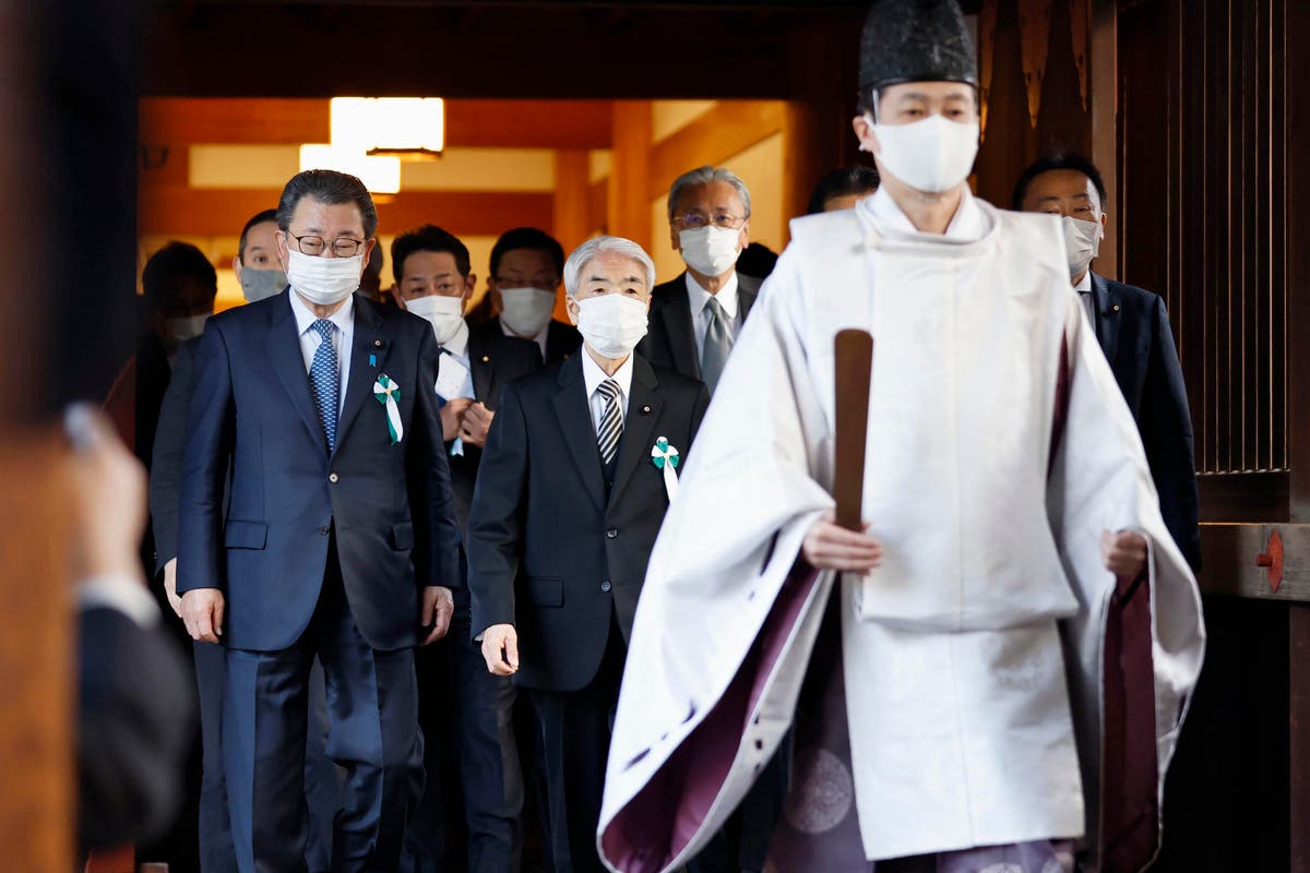 Om 100 Japanske lovgivere besøker den kontroversielle helligdommen