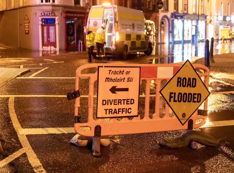 <p>Diversion signs in the town of Bantry in County Cork which flooded after Storm Barra hit the UK and Ireland with disruptive winds, chuva forte e neve (PA)</ppgt;