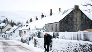Snøfall i Leadhills, South Lanarkshire mens Storm Barra treffer Storbritannia med forstyrrende vind, kraftig regn og snø
