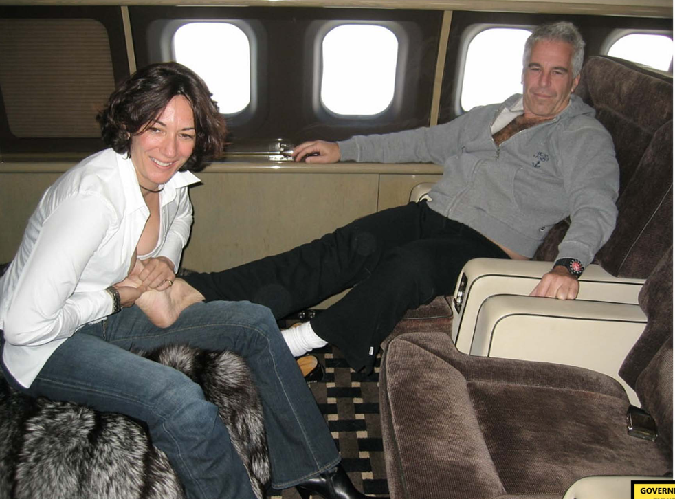<p>Ghislaine Maxwell gives Epstein a foot massage in pictures released by prosecutors</磷>