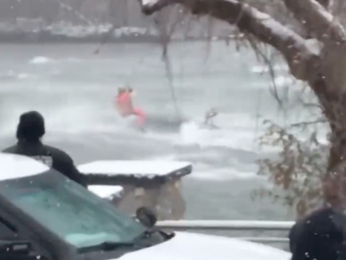 Récupération dramatique du corps d'une femme près des chutes du Niagara