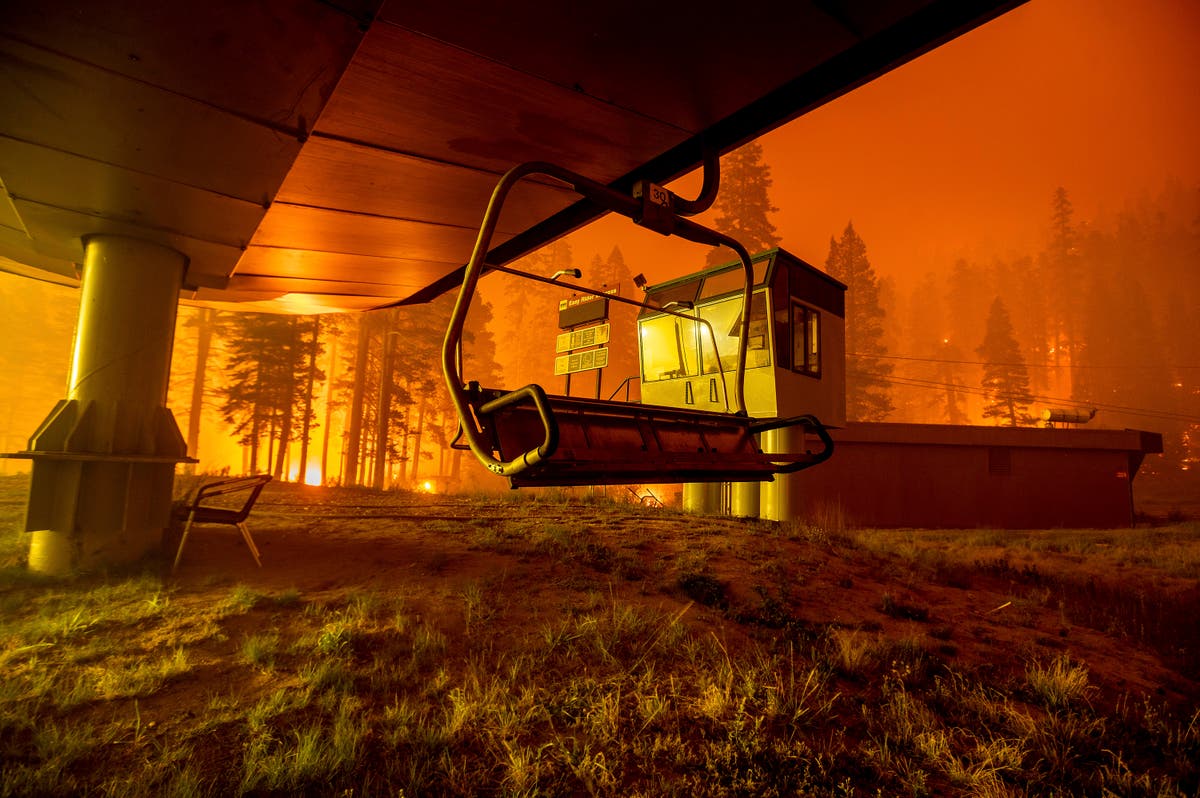 Vader, seun in hegtenis geneem in 'n veldbrand wat Lake Tahoe bedreig het