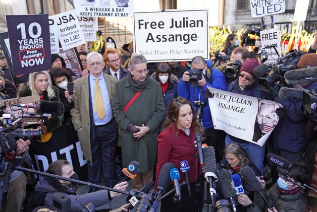 Stella Moris praat met die media nadat die Amerikaanse regering sy hooggeregshof-aanbod gewen het om 'n regter se besluit om nie WikiLeaks-stigter Julian Assange uit te lewer nie.